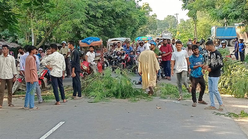 দিনাজপুর শিক্ষা বোর্ডে তালা, মহাসড়ক অবরুদ্ধ